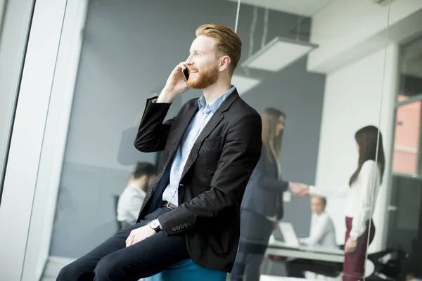 Homme d'affaires avec des cheveux de gingembre en utilisant un téléphone mobile — Photo