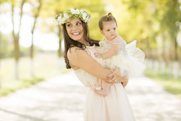 Junge Frau mit Baby-Mädchen — Stockfoto