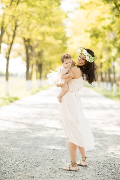 Jonge vrouw met babymeisje — Stockfoto