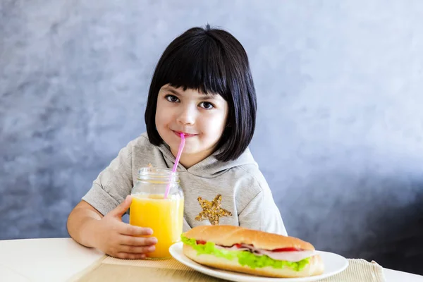 Linda chica de pelo negro desayunando — Foto de Stock