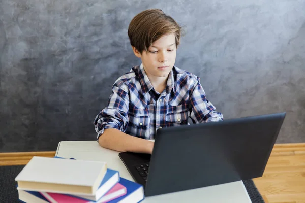 Adolescente niño de edad trabajando en portátil — Foto de Stock