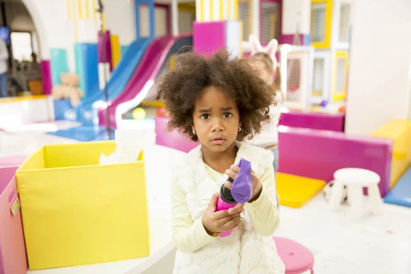 Schattig Afro-Amerikaanse klein meisje in de speelkamer — Stockfoto