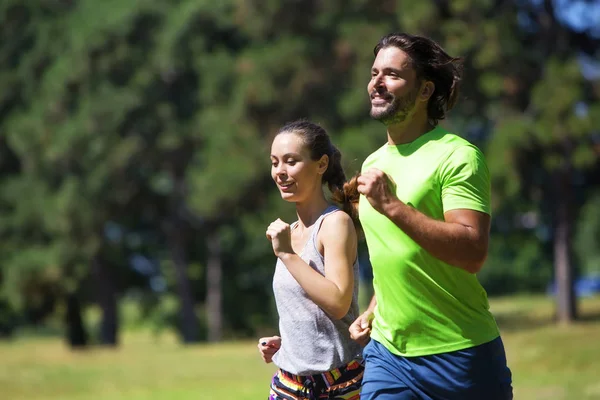 Casal esportivo correndo no parque — Fotografia de Stock