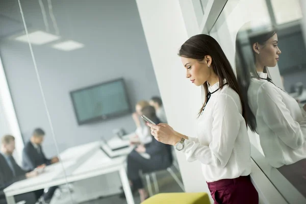 Moderne Geschäftsfrau mit einem Mobiltelefon — Stockfoto