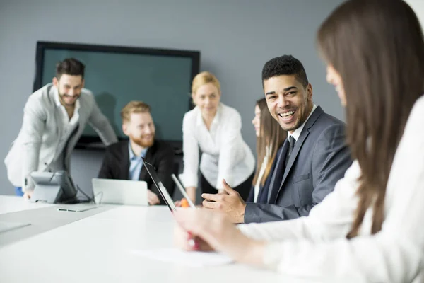 Equipo de Negocios Trabajando Juntos para Lograr Mejores Resultados — Foto de Stock