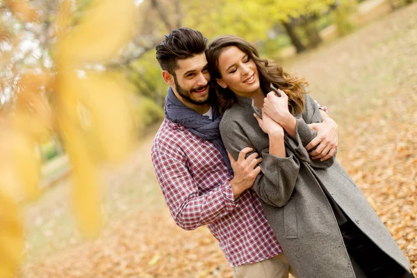 Jeune couple dans la forêt — Photo