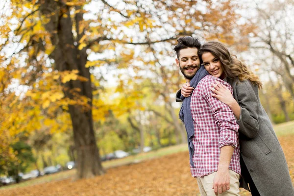 Ormandaki genç çift