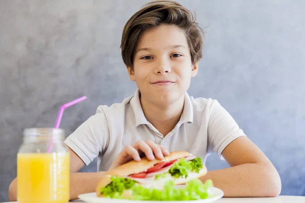 Adolescente chico desayunando en casa — Foto de Stock