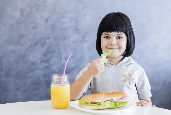 Cuttle pelo negro niña desayunando — Foto de Stock