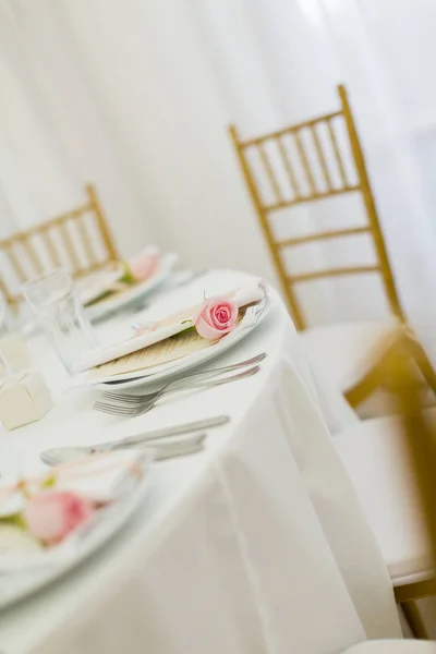 Elegant wedding decoration. Focus on pink rose — Stock Photo, Image