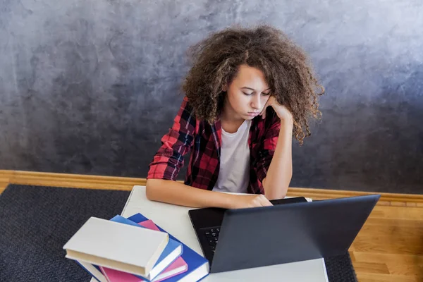 Használ a laptop a h ome boldogtalan tizenéves lány — Stock Fotó
