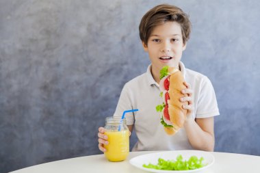 Genç çocuk evde kahvaltı