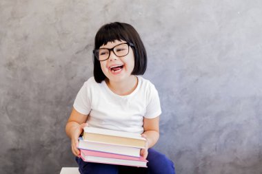 Sevimli blackhair kitapları ile küçük kız