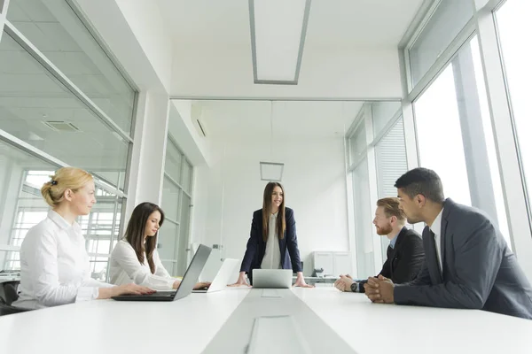 Næringslivsgruppe i møte – stockfoto