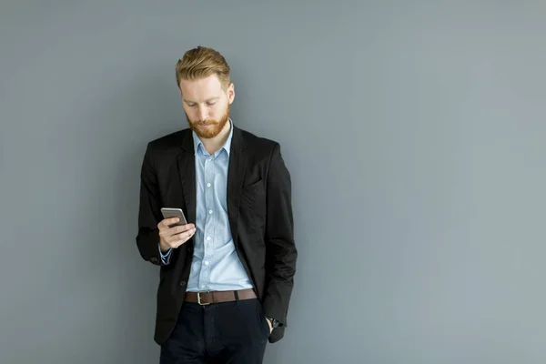 Homem ruivo usando telefone celular — Fotografia de Stock