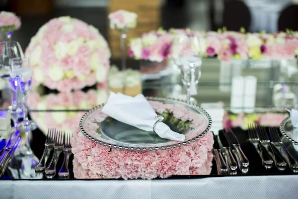 Luxury wedding decoration of the table — Stock Photo, Image