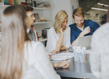 Modern şirkette çalışan iş adamları