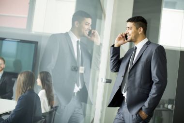 Cep telefonuyla ofisinde genç Afrika işadamı.
