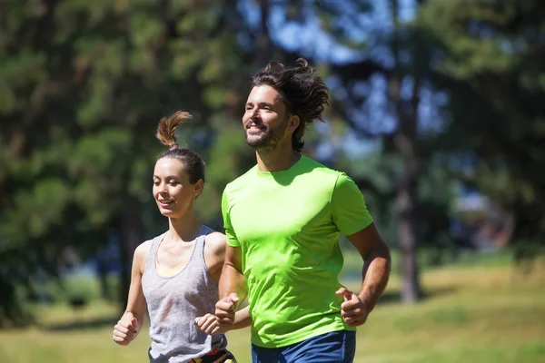 Sportive ζευγάρι τρέχει στο πάρκο — Φωτογραφία Αρχείου