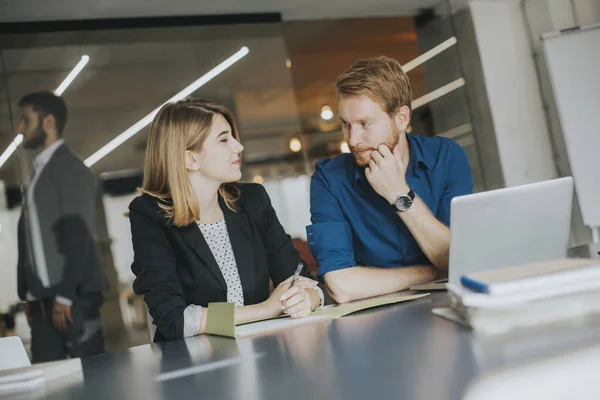 Ungdomar i moderna kontor — Stockfoto