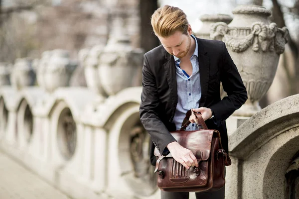 Dışarıda bekleyen iş adamı 