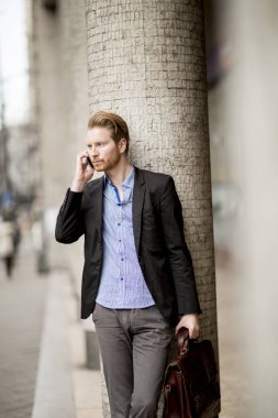 Ulaşım için bekleyen zencefil işadamı 