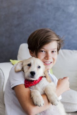 Sevimli genç çocuk bebek retriever köpek Oda ile