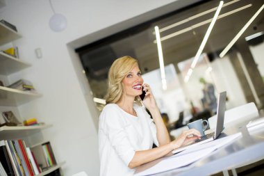 cep telefonu kullanarak beyaz iş kadını