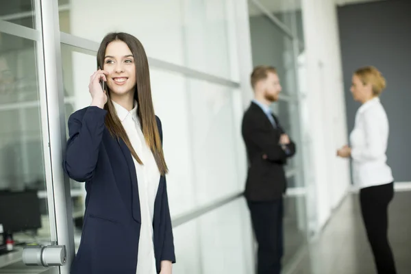 Image of agent with paper speaking on the phone in working envir — Stock Photo, Image