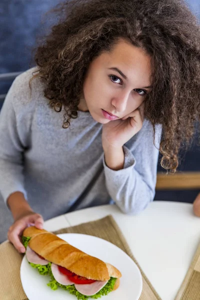 Krullend haar tiener meisje thuis ontbijten — Stockfoto