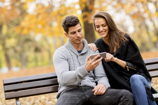 Jeune couple dans le parc — Photo