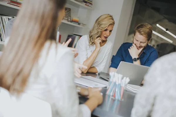 Geschäftsleute und Geschäftsfrauen unterhalten sich im Konferenzraum. — Stockfoto