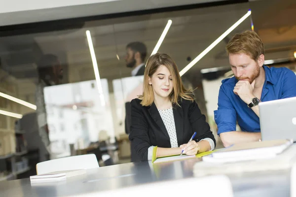 Junge Leute im modernen Büro — Stockfoto