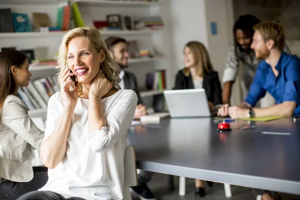 Bizneswoman Korzystanie z telefonu komórkowego w biurze — Zdjęcie stockowe