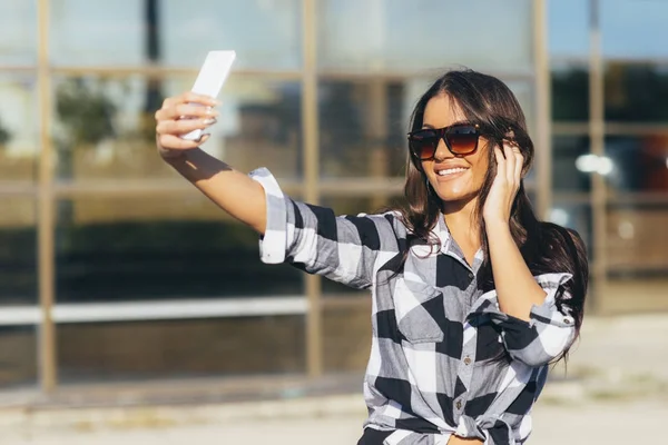 Mujer atractiva tomando selfie al aire libre — Foto de Stock