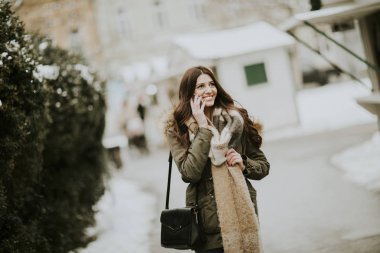 Parkta telefon kullanan genç kadın