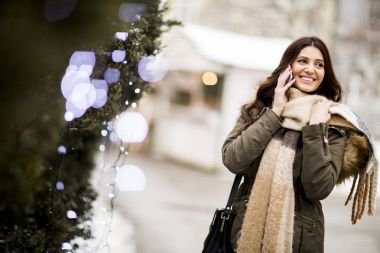 Gülümseyen kadın parkta telefon kullanma 