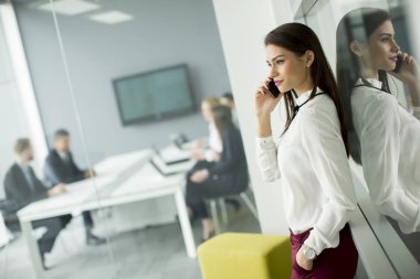 Bir cep telefonu kullanarak Modern iş kadını 