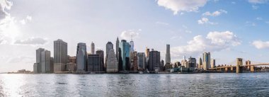 Brooklyn Köprüsü'nün görünüm ve Manhattan siluetinin panoramik manzaraya bize