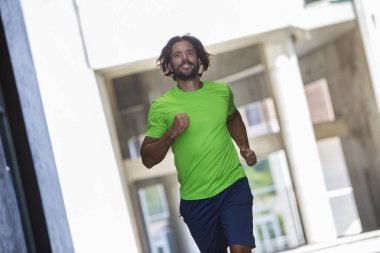 Çalışan ve şehirde çalışma dışarı atletik genç adam