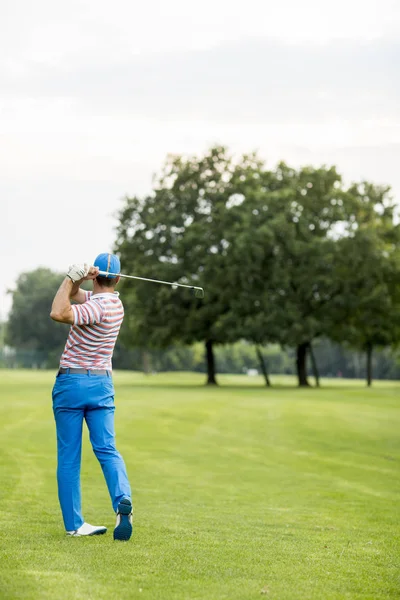Чоловік грає в гольф на полі для гольфу — стокове фото