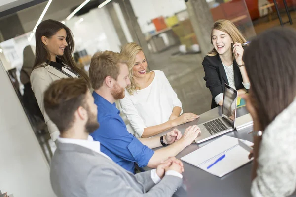 Empresarios multirraciales reunidos en la sala de conferencias . — Foto de Stock