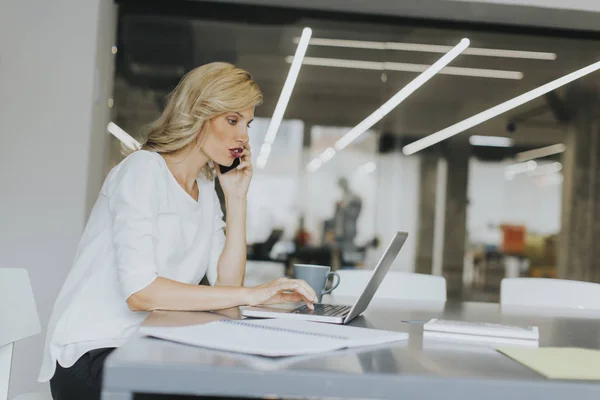 Blonde caucasienne femme d'affaires travaillant à son bureau — Photo