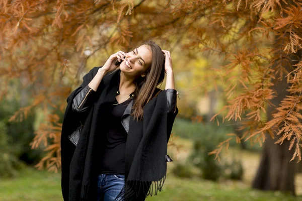 Young woman with mobile phone — Stock Photo, Image