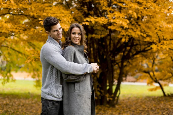 Adorável jovem casal na floresta — Fotografia de Stock