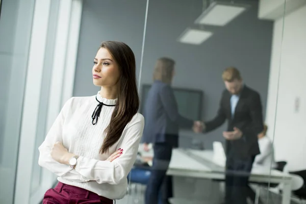Modern businesswoman standing in modern office — Stock Photo, Image