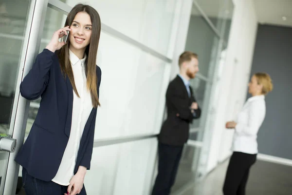 Bild des Agenten mit Papier am Telefon im Arbeitsumfeld — Stockfoto