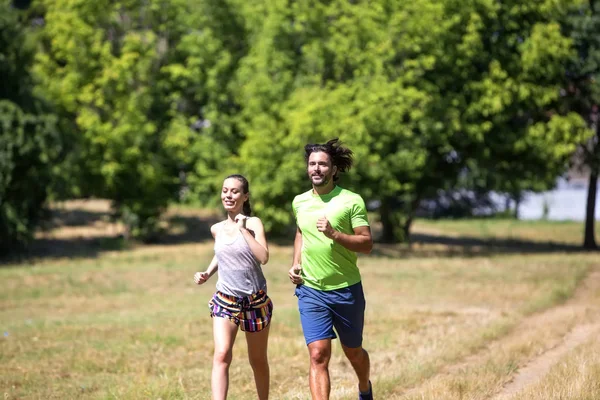 Para biegających w parku — Zdjęcie stockowe