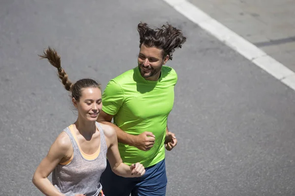 Vista dall'alto a giovani coppie che fanno jogging per il fitness in città — Foto Stock
