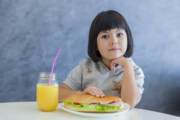 Linda chica de pelo negro desayunando — Foto de Stock